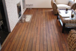 Teak paigaldatuna laevatekina.JPG